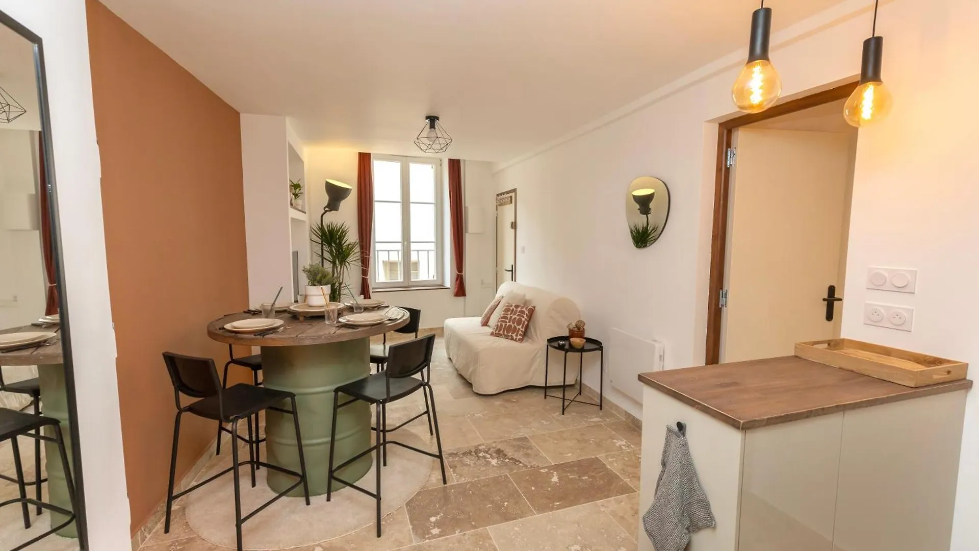 Suite Terre D'Ocre - Hypercentre - Wifi Apt 0*,  France